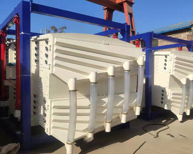 石油壓裂砂選用方形<a href='http://m.lunwenmx.com/sfsx/ybs.html' title='搖擺篩' target='_blank'>搖擺篩</a>才能滿足要求