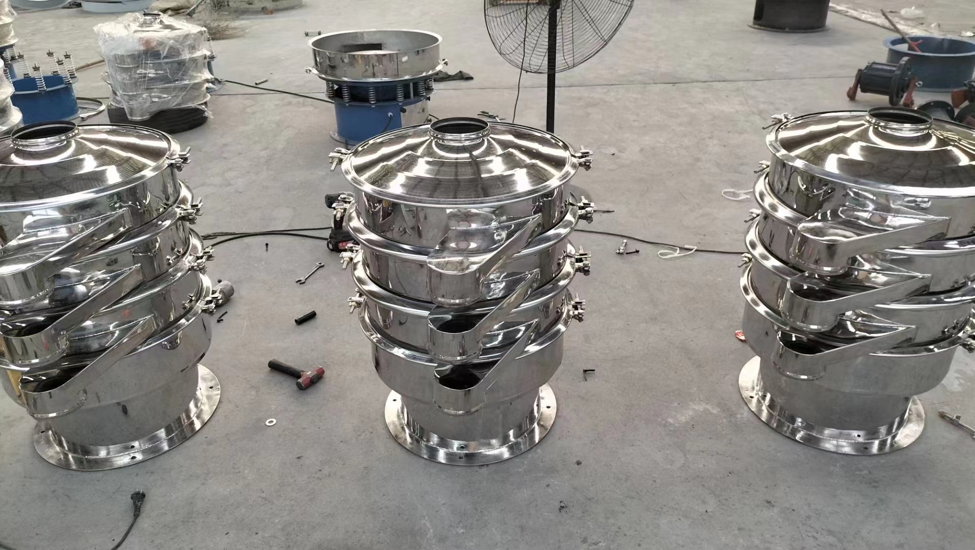 日產(chǎn)10噸陶瓷粉振動(dòng)篩價(jià)格是多少？選哪個(gè)型號(hào)設(shè)備合適？