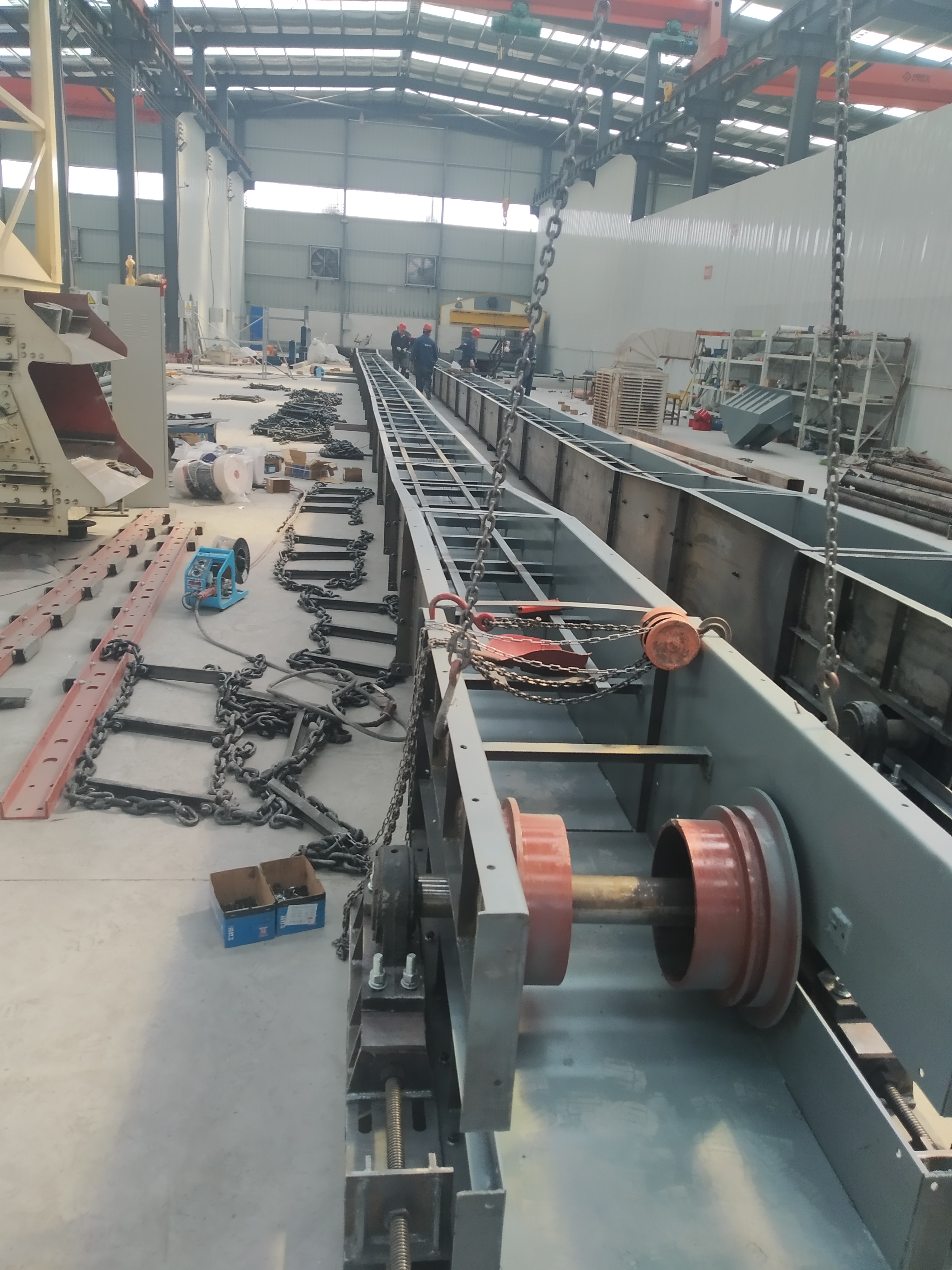 礦粉、沙子傾斜式運料機選用鑄石刮板輸送機效果好